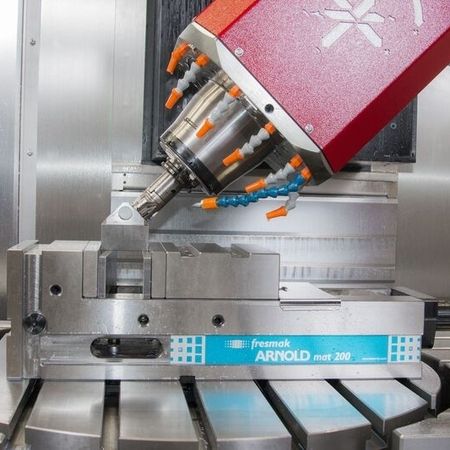 Detailansicht CNC-Fräse mit Werkstück